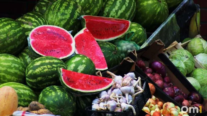 Разрезанные бахчевые могут нести риск для здоровья; выбирайте арбузы и дыни только в проверенных точках продажи и соблюдайте санитарные правила.
