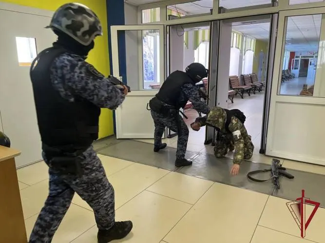 Педагоги, администрации и охрана отработают действия при угрозах и проверят системы оповещения.