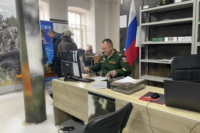 Официальные лица опровергли слухи о возможной мобилизации; международные публикации продолжают обсуждать тему, но эксперты считают это давление на общество.