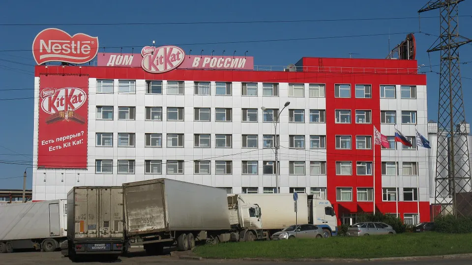 Сообщается о возможном введении временного управления в российские подразделения Nestlé и обсуждении этого вопроса на государственном уровне.