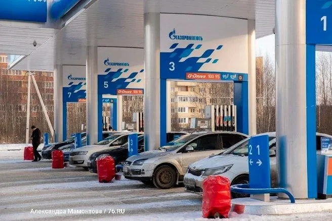 Газпромнефть сняла лимиты на заправках в Санкт-Петербурге и Ленинградской области, Москве и ещё девяти регионах; теперь можно заправлять любой объём с оплатой после заправки.