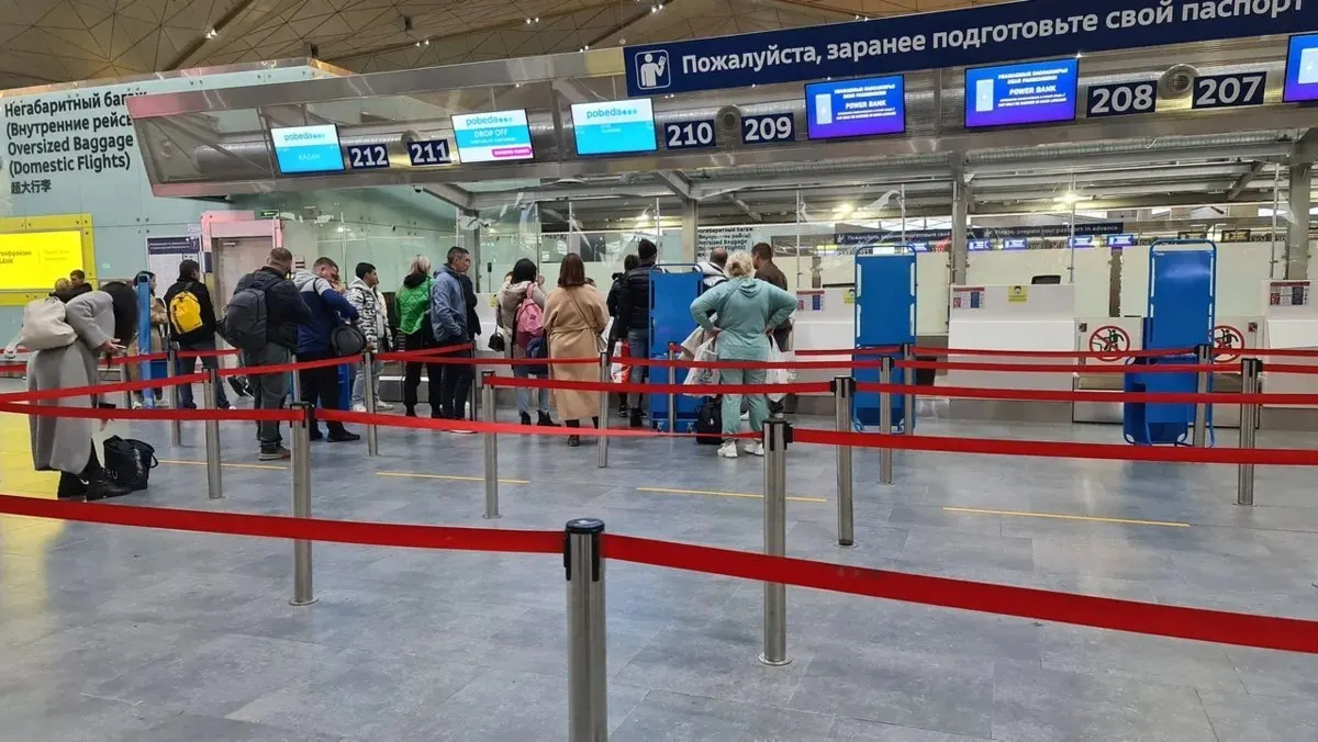Задержки затрагивают в основном внутренние рейсы; ограничения вводят из‑за угрозы беспилотников, затронуты московские, калужские, тамбовские, сочинские и геленджикские аэропорты.