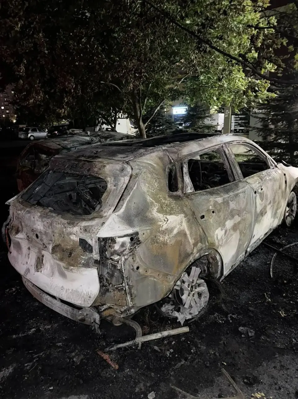 Ночью на улице Восточно-Кругликовской в Краснодаре произошёл пожар во дворе многоквартирного дома: пострадавших нет, две машины сгорели полностью, ещё одна повреждена.