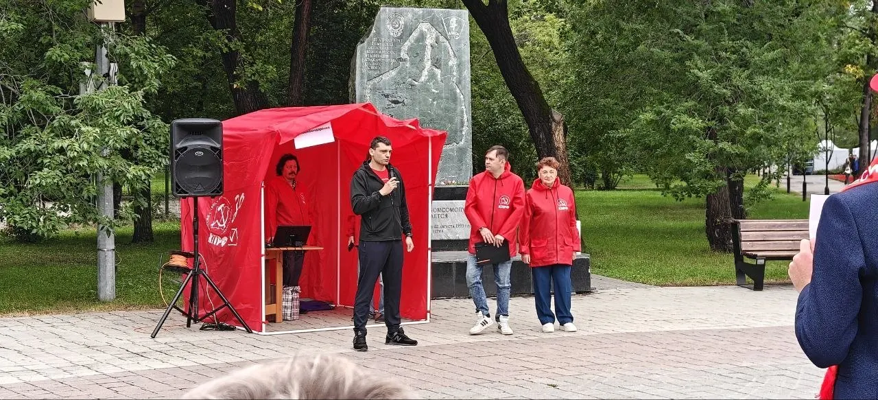 В Гайд-парке Тюмени прошёл стихийный митинг в поддержку Николая Бондаренко, осужденного по делу об экстремистской статье. Участники обсудили влияние дела на выборы, а полиция фиксировала мероприятие.