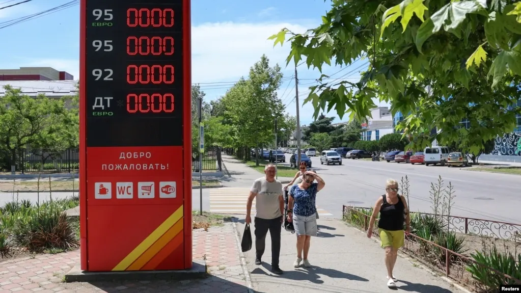 Из-за перебоев в поставках топлива в Краснодарском крае автомобилисты сталкиваются с пустыми заправками и длинными очередями; власти публикуют список работающих станций, а в регионе вводят ограничения на продажу бензина.