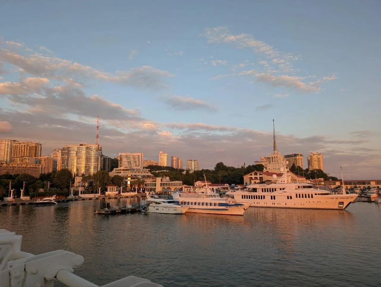 В акватории морского порта Сочи пройдут учебные стрельбы. Тренировки запланированы на 13:05, 17:35 и 23:35. Жителям и гостям курорта рекомендуется сохранять спокойствие.
