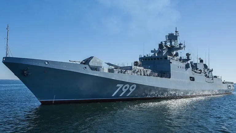 По данным военных, в порту Новороссийска повреждены два фрегата и ещё ряд кораблей после удара, который осуществлялся с применением беспилотников, дронов и ракет.