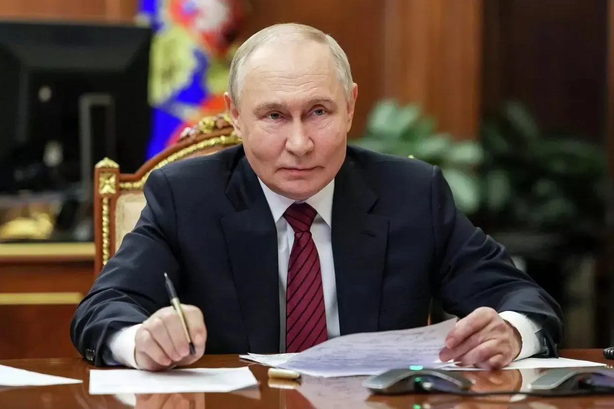 Поступления безвозмездных взносов в федеральный бюджет достигли рекордной суммы; обсуждают меры финансирования госрасходов через добровольные платежи бизнеса.