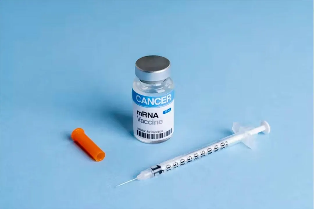 Moderna и Merck объявили об успешных результатах испытаний персонализированной мРНК-вакцины против меланомы; акции компаний резко выросли, подчеркивая интерес к индивидуальным подходам к иммунотерапии.
