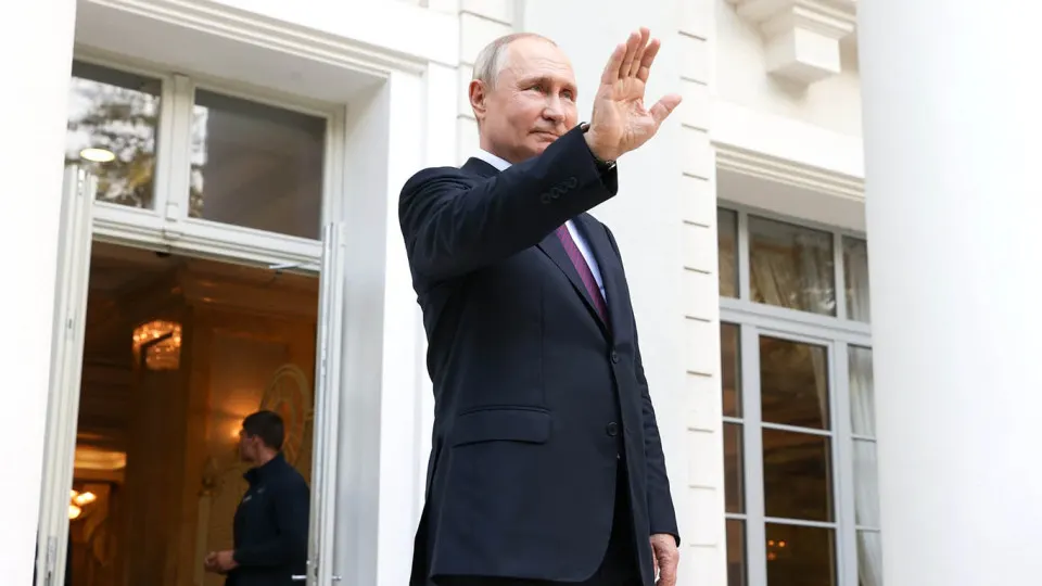 Как украинские дроны повлияли на визиты российского лидера к сочинской резиденции и какие меры охраны применяются в связи с обострением ситуации.
