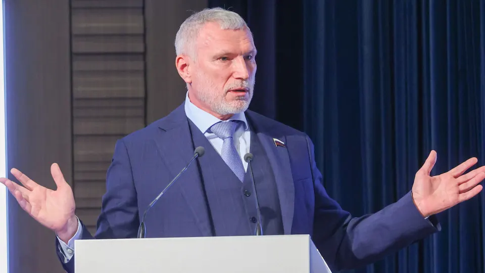 Расследование выявило, что часть имущества депутата зарегистрирована на членов семьи и близких, а часть активов переписана на помощницу. Подробности — в материале.