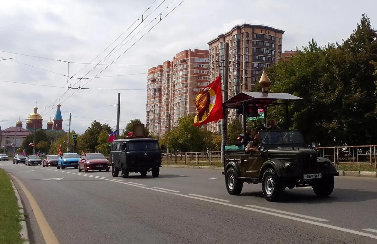 В Краснодаре отметили 233-й день города. Мероприятие прошло с автокрестным ходом на фоне дефицита бензина и предупреждений об угрозе беспилотников.