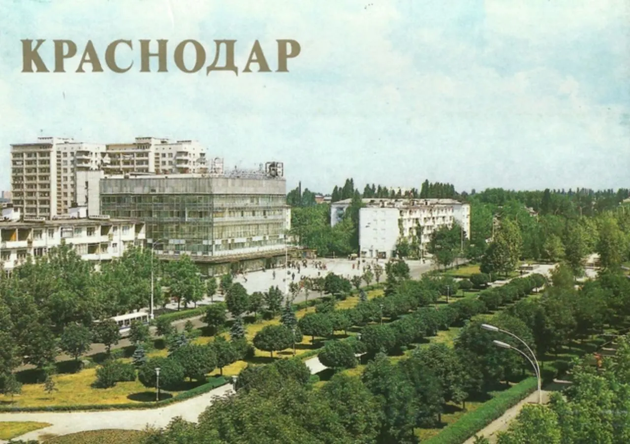 Жители краевой столицы вспоминают прошлое, показывая, как выглядели знаковые места по открыткам 1982 года, и как они изменились сегодня.