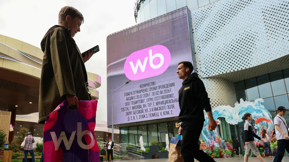 Продавцы Wildberries сообщают о задержках выплат за проданные товары. После кибератак и ударов беспилотников пострадали склады и сервисы, а государство заявило о мерах поддержки.