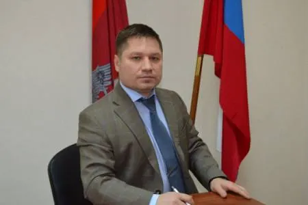 После серии обысков задержан экс-заместитель начальника ГУ МВД по Краснодарскому краю. Следствие считает, что он мог крышевать подпольные табачные заводы на Кубани; ранее силовики раскрыли сеть из пяти нелегальных производств. Чебураков служил в органах с 1993 года и позже перешёл в частный сектор.