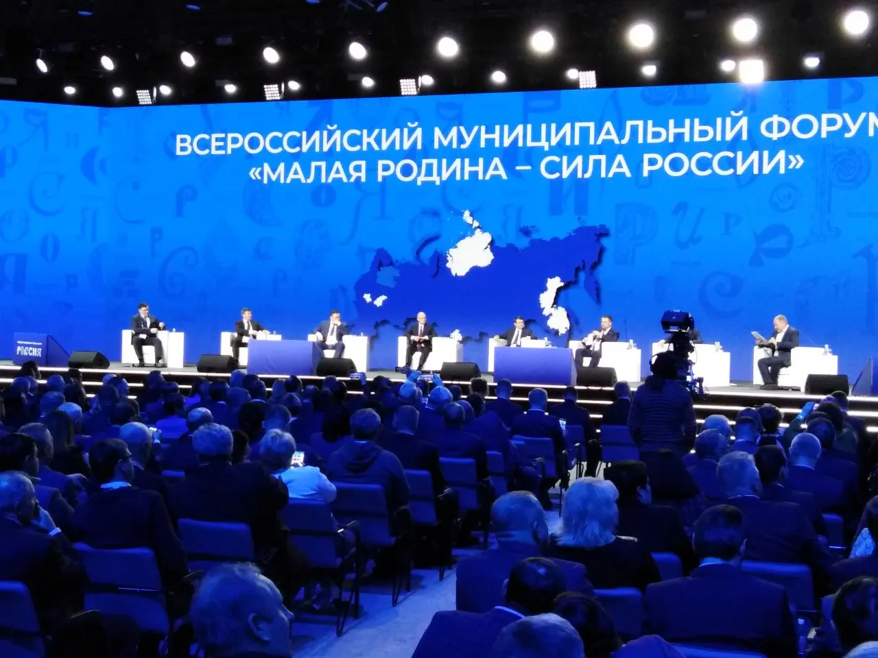 Указ устанавливает ежегодное проведение муниципального форума и церемонии награждения; за организацию отвечает Сергей Кириенко, инициатива поддерживает местное самоуправление по всей России.