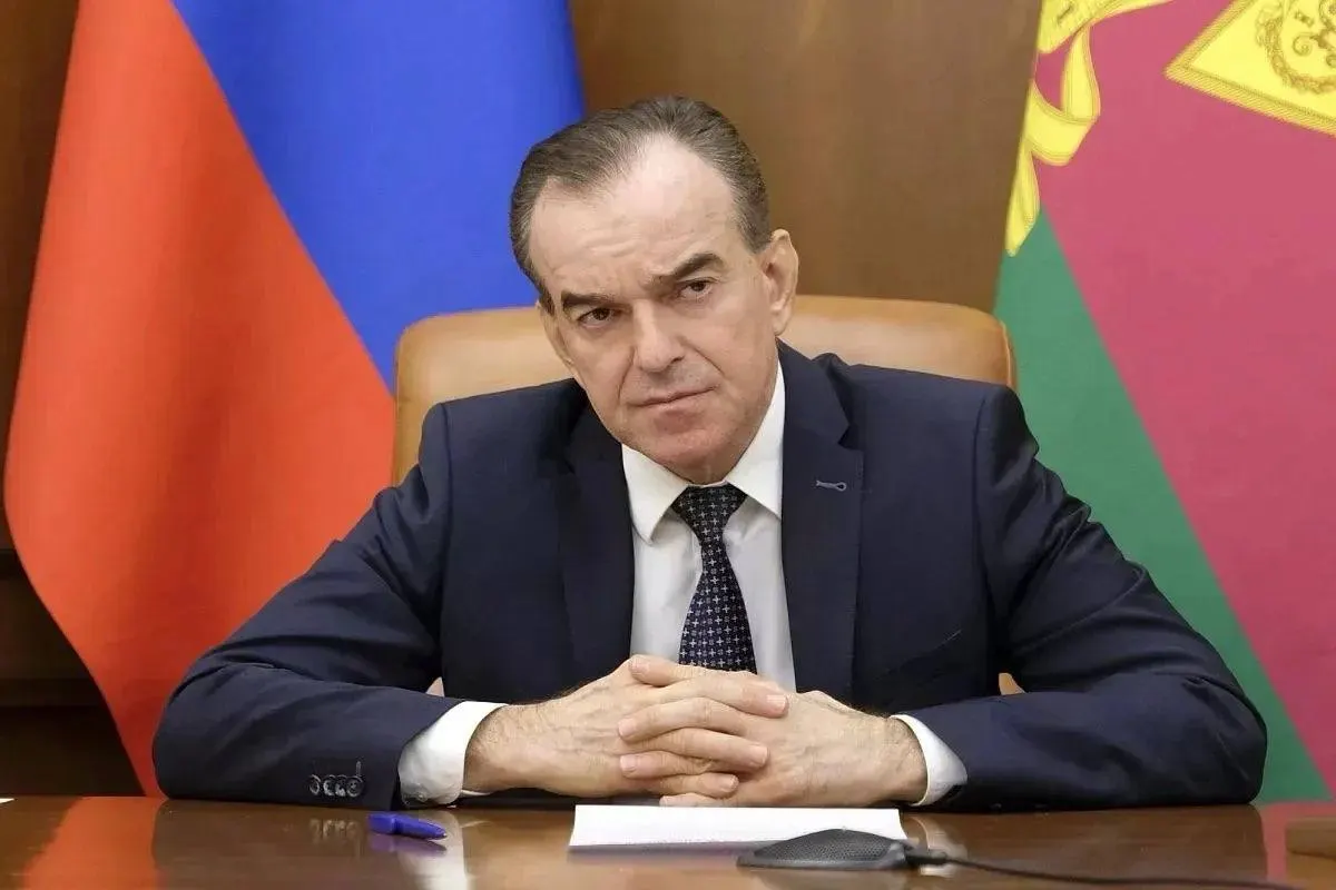 Из-за задержек с вывозом зерна и последствий атак беспилотников введён режим ЧС; власти обещают меры поддержки аграриям и стабилизацию цен на рынке.