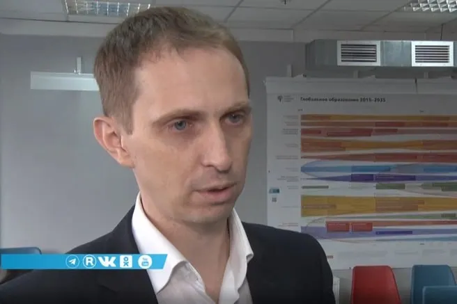 По версии следствия, мужчина получил взятки за посредничество в передаче денежных средств от застройщика чиновнице мэрии; материалы дела направлены в суд; очередное заседание запланировано на 22 октября.
