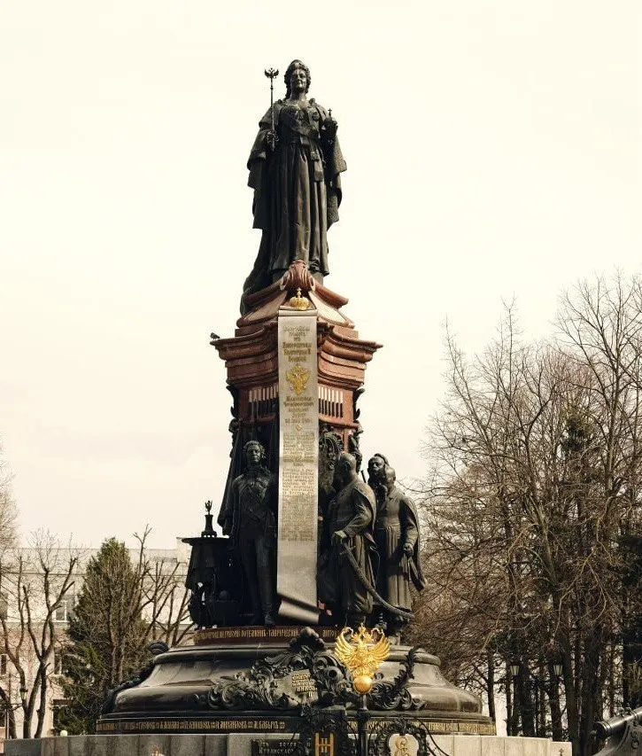 Памятник Екатерине II возвращен в центр Краснодара; событие воспринимается как важное историческое возвращение памятника.