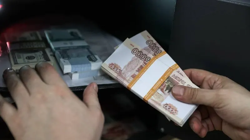 20-летний краснодарец стал соучастником кражи в квартире родителей, действуя по указанию мошенников; преступники использовали его как «биодрон» для получения сведений о месте хранения ценностей.