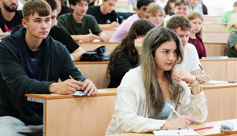 Выпускники, набравшие 100 баллов на ЕГЭ по одному или нескольким предметам и поступившие в вузы Краснодарского края, получат выплату в 100 тысяч рублей; дополнительно премии получат 330 учителей, чьи ученики достигли стобалльных результатов.