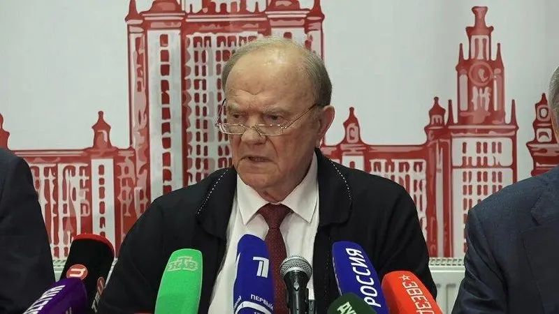 Лидер КПРФ предупредил, что без смены курса Россия столкнется с экономическим и технологическим отставанием, ростом тарифов ЖКХ, падением рождаемости и дефицитом пенсий.