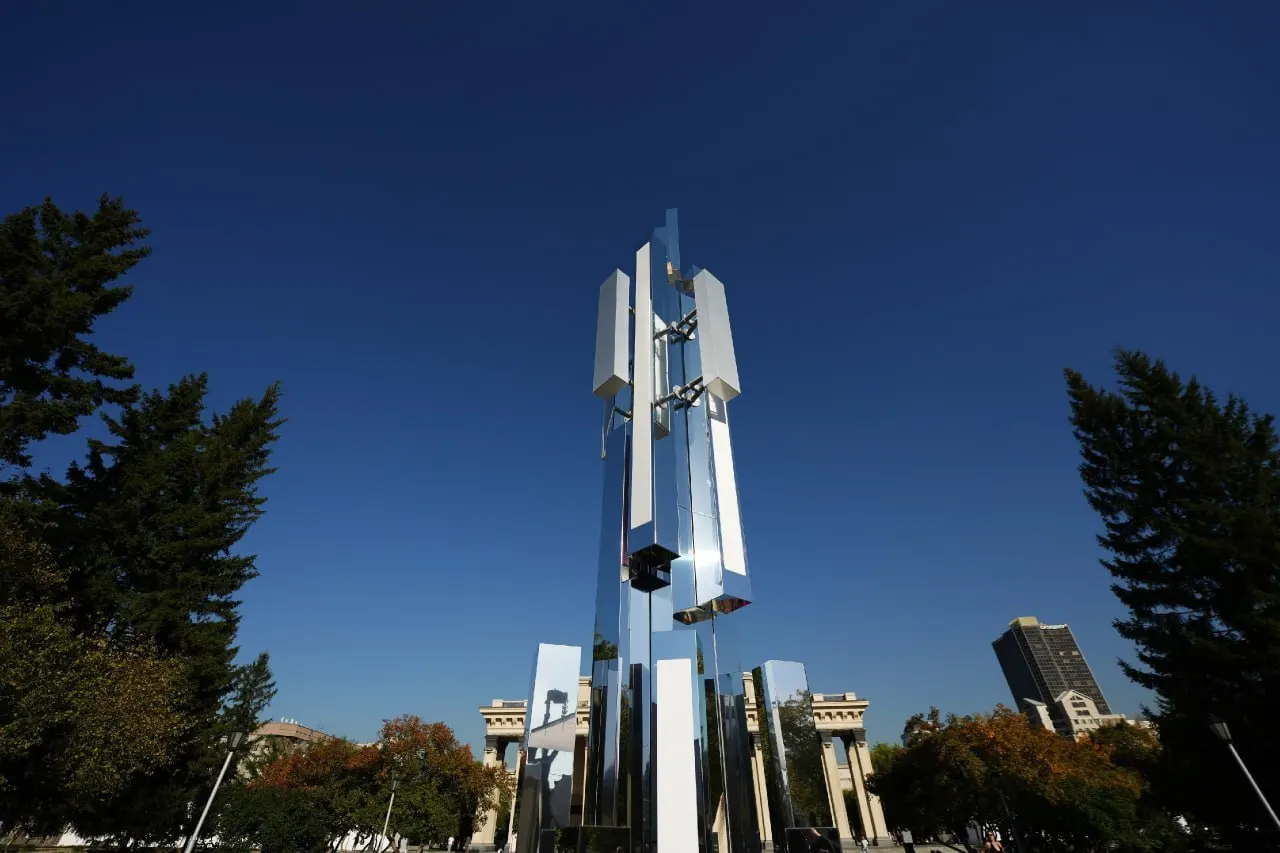 Операторы запустили сети 5G в нескольких крупных городах и заявили о расширении, что откроет новые сервисы умного города, телемедицину и автономный транспорт.
