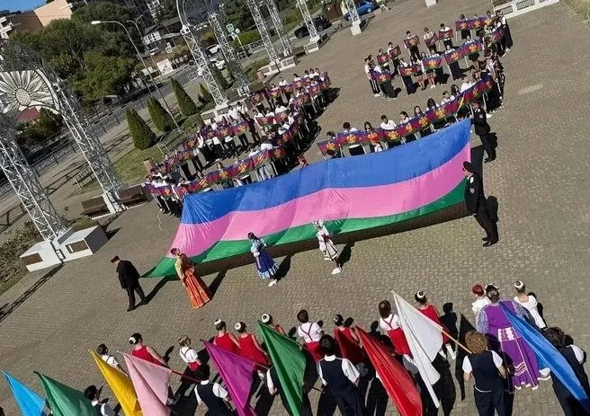 В Сочи состоялось поднятие флага Кубани в честь юбилея региона; по районам запланировано около 80 мероприятий.
