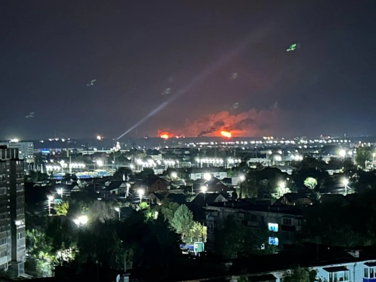 Пожары после падения беспилотников в Курске, слухи об атаках на НПЗ и АНТК, расследование против Noize MC и рост долгов стран СНГ — ночной региональный обзор.