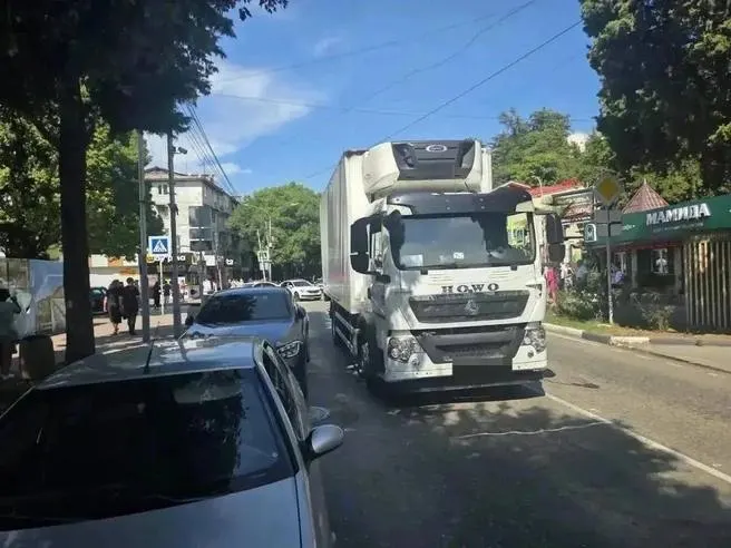 Смертельное ДТП в Сочи: грузовик на пешеходном переходе сбил женщину; пострадавшая скончалась до приезда скорой помощи.