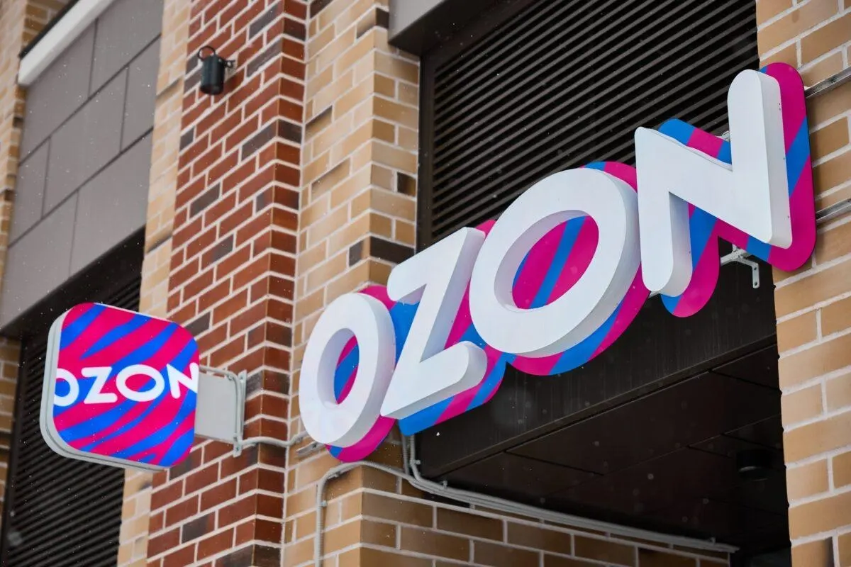 Маркетплейс Ozon запустил схему размещения товаров на своих логистических площадках в Алматы и Астане, с перспективой быстрого завоза в Россию и роста продаж в Казахстане и Кыргызстане, на фоне атак беспилотников по складам.