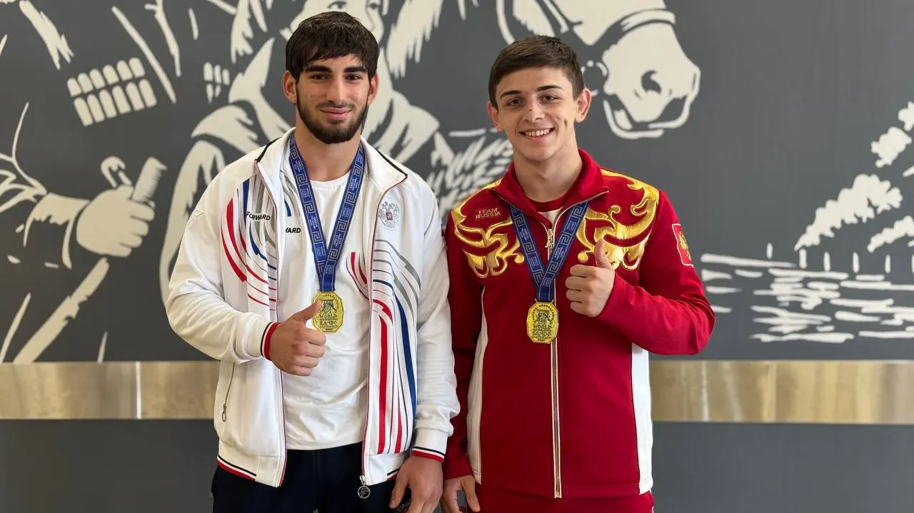 В аэропорту Краснодара встретили чемпионов мира по самбо — Алия Цея и Аскер Цику, завоевавших золото на молодежном первенстве мира по самбо в Салониках.