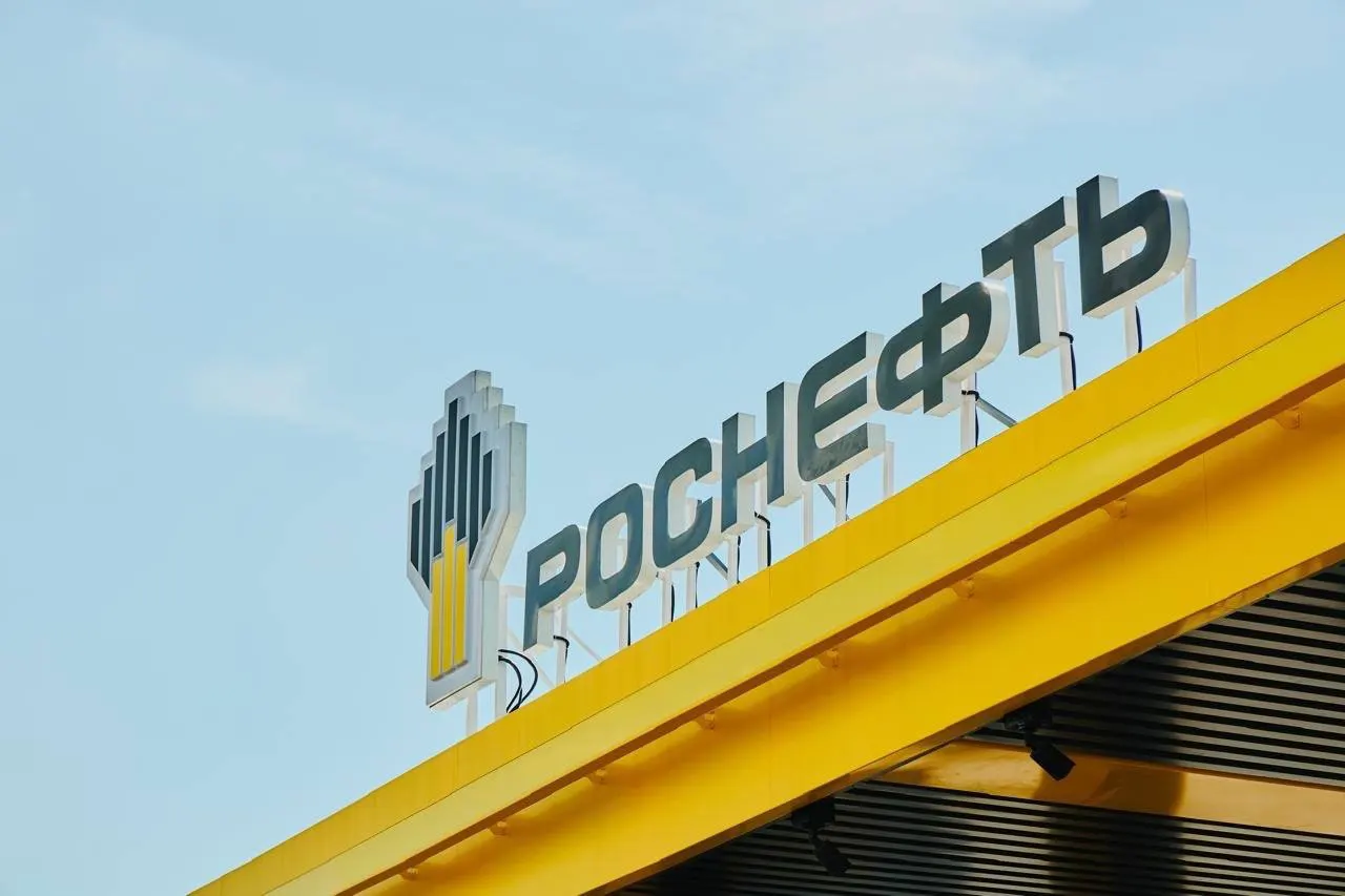 Лабораторный анализ топлива на заправке подтвердил соответствие стандартам; обвинения в наличии воды и посторонних примесей не подтвердились.