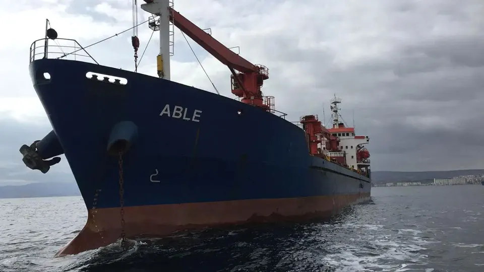 Две торговые судна в Черном море подверглись атаке беспилотников; одно затонуло, экипаж пропал, поисково-спасательные работы продолжаются.