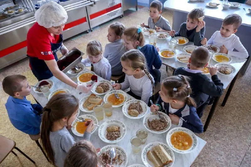 Начальник отдела складской логистики поставщика незаконно присвоил продовольственные товары в особо крупном размере и планировал перепродать их по заниженной стоимости третьему лицу. Задержан при попытке сбыта около 5 тонн похищенного.