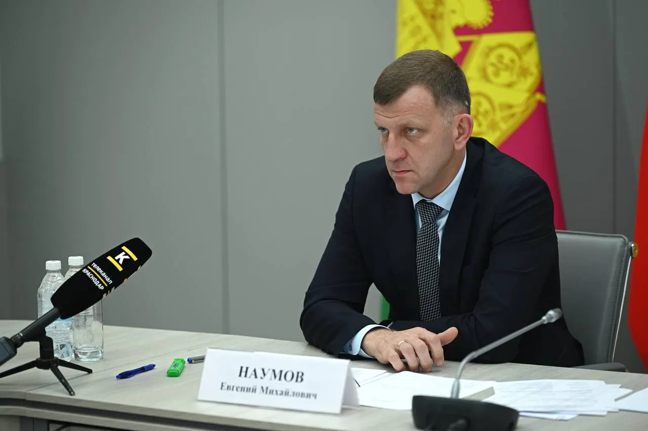 Евгений Наумов, возглавлявший Краснодар с 2022 года, объявил об уходе с должности. За годы правления он запомнился спорными решениями и конфликтами вокруг застройки набережной и культурных мероприятий.