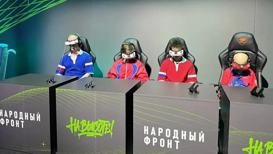 Стартовал пилот нового регламента по управлению беспилотниками FPV в шести регионах; проект «На высоте!» нацелен на обучение школьников и студентов основам пилотирования, программирования и ремонта дронов.