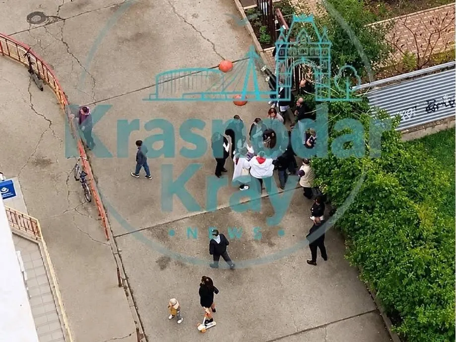 Из здания детской поликлиники №2 вывели пациентов и персонал; проводится проверка по сообщению об угрозе.