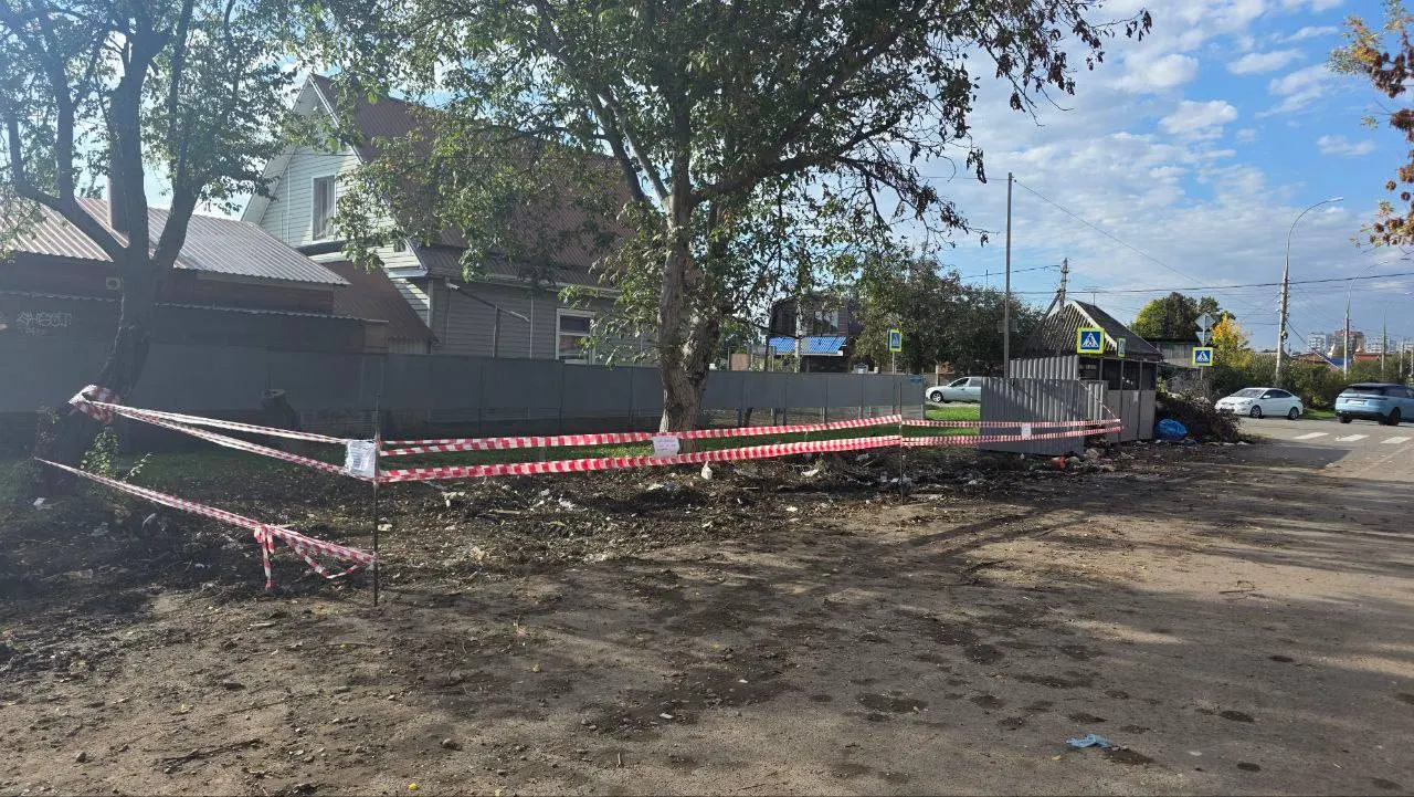 Новый метод борьбы со стихийными свалками нашли в Пашковке: рядом с баками начали устанавливать ограждения из лент, чтобы не допустить незаконного вывоза мусора.