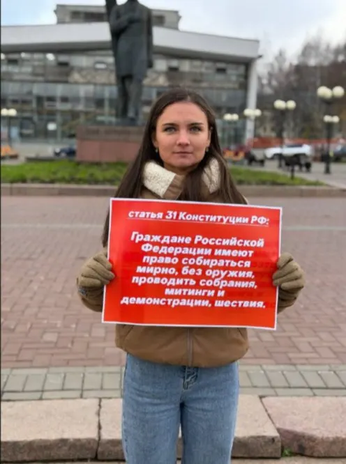 Уточнения к порядку публичных акций: уведомление властям за 3–5 дней и новые требования к проведению одиночных пикетов; тема обсуждалась в Госсовете и вызвала партийные реакции.