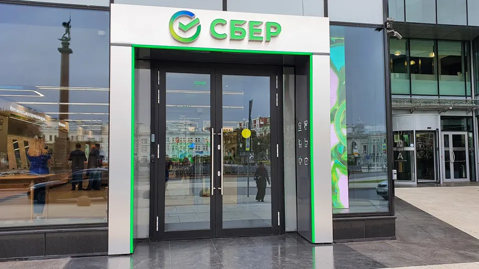 Данные одного из крупнейших банков указывают на увеличение дефолтов и реструктуризаций, что сохраняет риски для финансового сектора и краткосрочных экономических прогнозов.