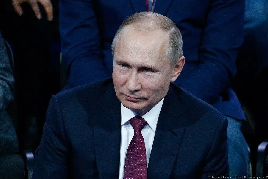 Президент РФ поручил создать во всех регионах систему независимой оценки качества и условий оказания услуг в социальной сфере с использованием единого портала госуслуг; доклад о ходе реализации должен быть представлен к 1 февраля 2027 года.