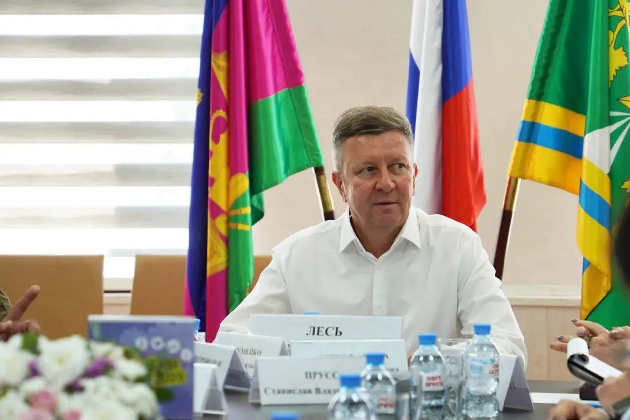 Экс-чиновник и его подчиненная обвиняются в продаже земельных участков без торгов по заниженной цене; ущерб бюджету — свыше 69 млн рублей; задержан при попытке скрыться с крупной суммой золота и денег.