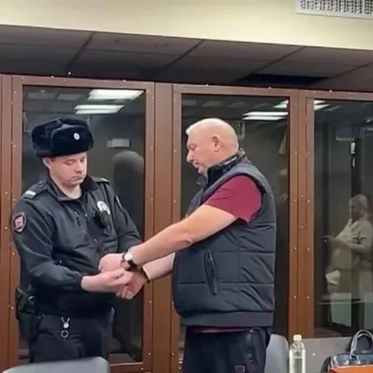 По версии следствия, экс-чиновник подозревается в получении взяток на сумму свыше 25 млн рублей за покровительство в дорожной сфере.