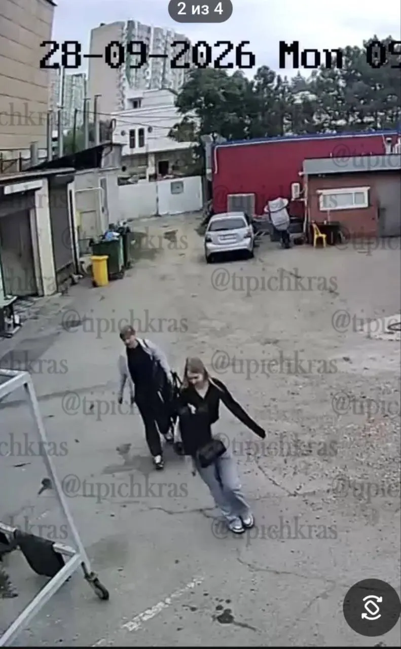 Черная коляска для двоих детей была украдена на автомойке «Парус» на перекрёстке ул. 40 лет Победы и Восточно-Кругликовская. Сообщите любые сведения по номеру 89184914363.