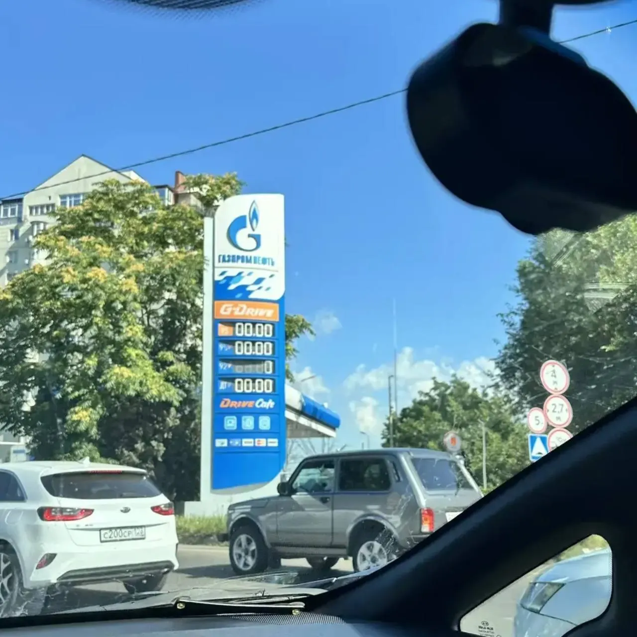Утром 5 октября в Краснодаре работают 79 АЗС. В наличии: АИ-92 на 47 станциях, АИ-95 на 50, АИ-100 на 6 и ДТ на 77. Ниже — перечень сетей и участков, а также ограничения на отдельных заправках.