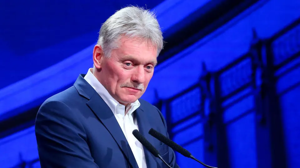 Официальный представитель Кремля заявил, что в день выборов Россия не будет атаковать Украину; обсуждаются варианты мирного урегулирования и продолжение переговоров о прекращении огня.