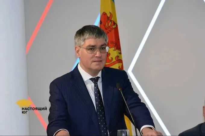 Глава города Александра Минина подозревают в злоупотреблении полномочиями и служебном подлоге. Мэрия проводит оперативные мероприятия; депутаты ранее критиковали его работу за 2025 год; возможна отставка.