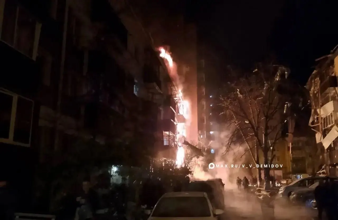 За ночь зафиксированы удары по Белгороду и по регионам; на парковке в 110 км от Воронежа вспыхнул пожар; погиб один человек.