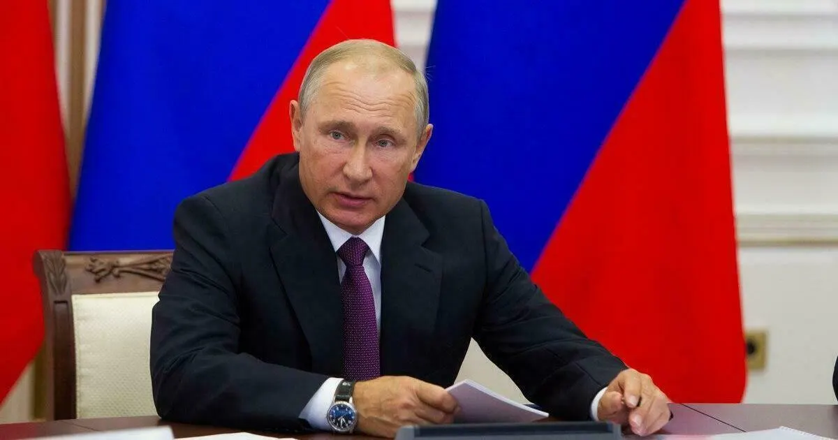 Путин утвердил поручения по итогам заседания Совета по стратегическому развитию и нацпроектам и дал Кабмину задачу разработать программу восстановления торговой и логистической инфраструктуры по всей стране.